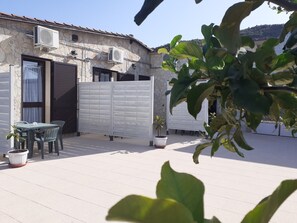Outdoor dining - Apartment 'Bilo Standard' with Shared Garden, Wi-Fi and Air Conditioning (Vieste)