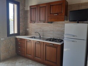 Kühlschrank, Ofen, Herdplatte, Wasserkocher mit Kaffee-/Teezubehör