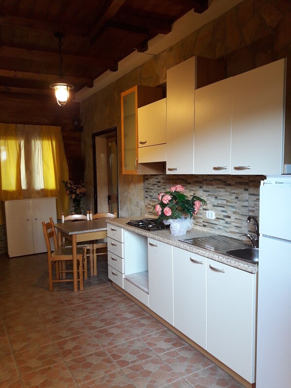 Frigorifero, forno, piano cottura, macchina per tè/caffè