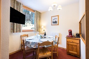 Dining - Apartment 'Valmorel' with Mountain View and Balcony (Les Avanchers-Valmorel)