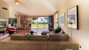 A living room with a sofa, TV, and a large window with a view. - 
2 471 / 5 000
Villa A Cala d Oro with private beach, garden with sea view, Wi-Fi and AC (Porto-Vecchio)