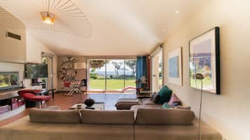 Fernseher, Kamin, DVD-Player, Tischtennisplatte