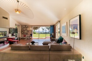 TV, lareira, DVD player, mesa de pingue-pongue