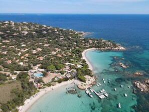 An aerial view of a coastal area with a beach, boats, and residential buildings. - 
2 471 / 5 000
Villa A Cala d Oro with private beach, garden with sea view, Wi-Fi and AC (Porto-Vecchio)