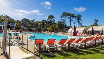 Een binnenzwembad en een verwarmd zwembad