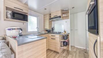 Een koelkast, een microgolfoven, een oven, een kookplaat