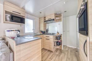 Een koelkast, een magnetron, een oven, een kookplaat