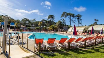 Een binnenzwembad, een verwarmd zwembad