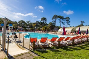 Een binnenzwembad, een verwarmd zwembad