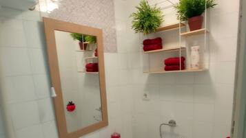 Een douche, een haardroger, handdoeken