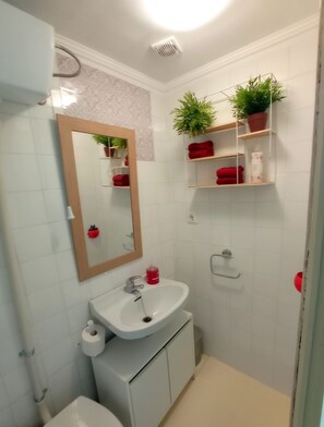 Een douche, een haardroger, handdoeken