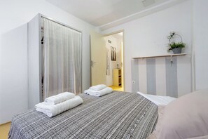 2 室のベッドルーム、WiFi (無料)、ベッドシーツ