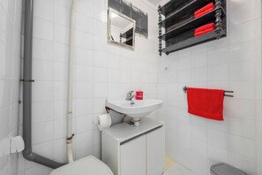 シャワー、ヘアドライヤー、タオル