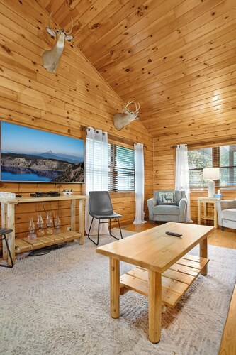 Lazy Bear Lodge I Hot Tub + Playground + Views