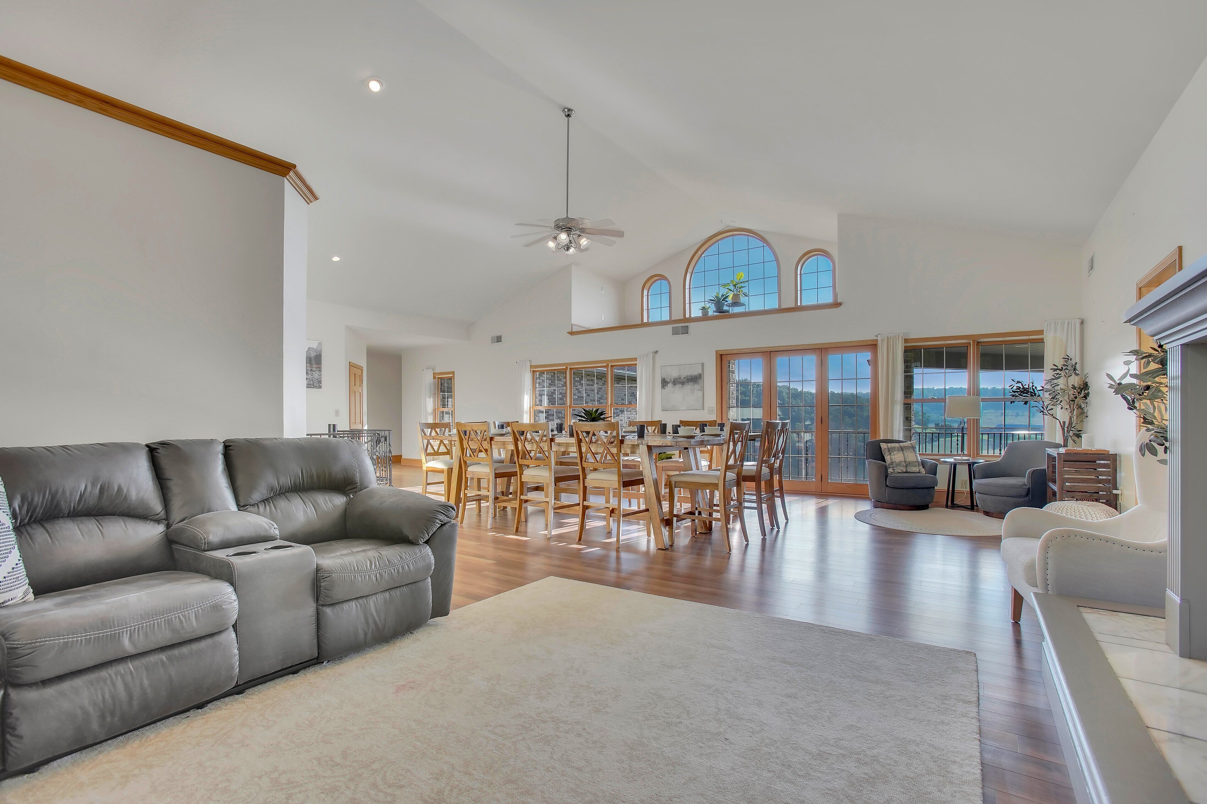 TV connectée, cheminée, lecteur de DVD, table de tennis de table