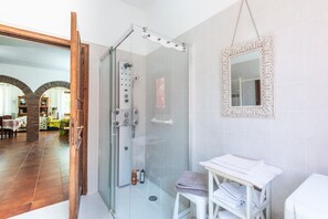 Dusche, Haartrockner, Handtücher