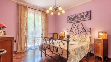 4 bedrooms, iron/ironing board, free WiFi, bed sheets