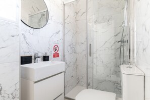 Dusche, Haartrockner, Handtücher