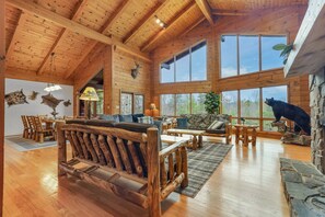 Smart-TV, Kamin, Bücher