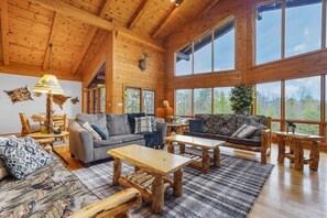 Älytelevisio, takka, kirjoja