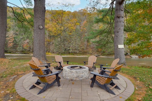 Bald Eagle Lodge | Riverfront near Rail Trail • Kayaks + Pickleball Court