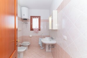 Shower, hair dryer - Holiday Home 'Casa Vacanza San Teodoro' with Mountain View, Private Terrace and Air Conditioning (L'alzoni)