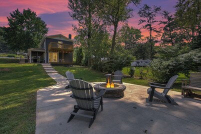 Frog Hollow Lodge | Riverfront, Fire Pit + Kayaks!