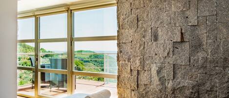 5 bedrooms, iron/ironing board, free WiFi, bed sheets