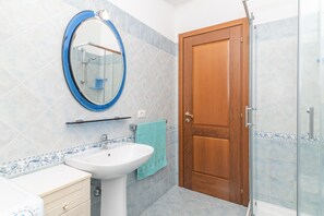 Shower, hair dryer - Holiday Home 'Villa San Teodoro' with Mountain View, Private Terrace and Air Conditioning (L'alzoni)