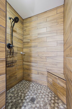 Douche, sèche-cheveux, serviettes fournies, savon