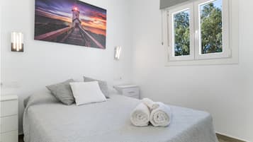 2 bedrooms, iron/ironing board, free WiFi, bed sheets