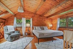 3 bedrooms, desk, iron/ironing board, travel cot - Wasson Woods Retreat w/ Fire Pit & HOT TUB (Rebersburg)