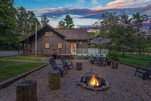 Wasson Woods Retreat w/ Fire Pit & HOT TUB