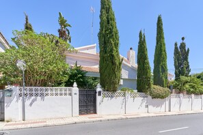 Exterior - Villa 'Rodriguez Acosta 22' with Private Pool, Wi-Fi and Air Conditioning (Nerja)