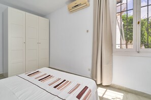 4 bedrooms, iron/ironing board, free WiFi, bed sheets - Villa 'Rodriguez Acosta 22' with Private Pool, Wi-Fi and Air Conditioning (Nerja)