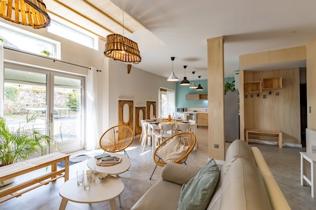 テレビ、卓球台. Cottage 'La Grange Du Vallon D'estivaux' with Lake View, Shared Pool and Wi-Fi