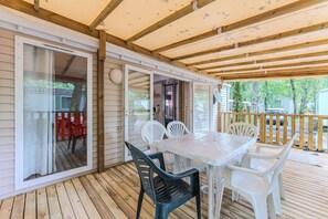 Outdoor dining - Mobile Home 'Ohara 2 Chambres' with Shared Pool, Private Terrace and Air Conditioning (Aureilhan)