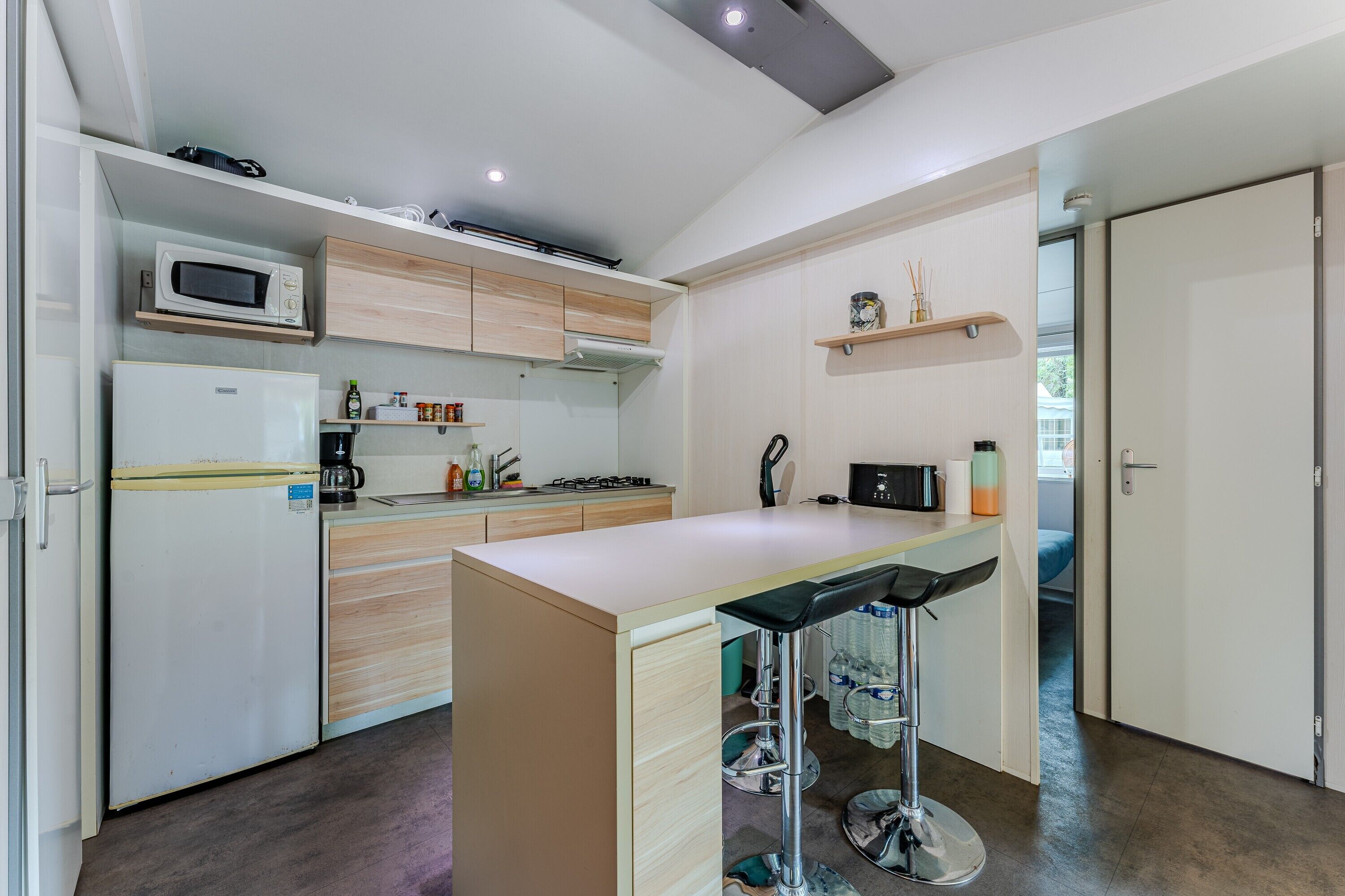 Réfrigérateur, micro-ondes, plaque de cuisson, cafetière/bouilloire