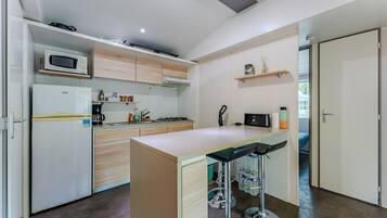 Réfrigérateur, micro-ondes, plaque de cuisson, cafetiÚre/bouilloire