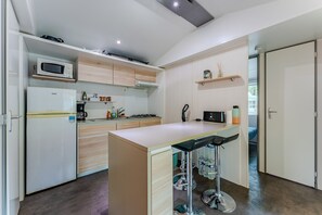 Kühlschrank, Mikrowelle, Herdplatte, Wasserkocher mit Kaffee-/Teezubehör