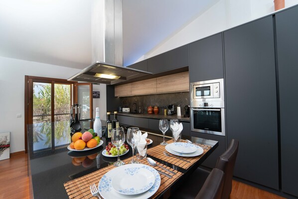 Kühlschrank, Mikrowelle, Ofen, Geschirrspüler