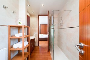 Ducha, secador de pelo y toallas