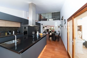 Frigorífico, microondas, horno y lavavajillas