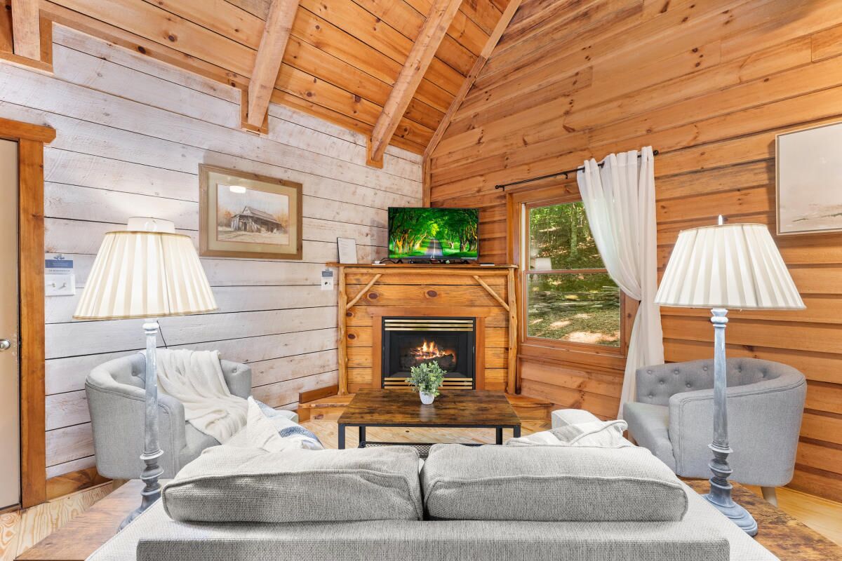 Private Fishing Lake, Hot Tub, Fire Pit, Walking Trails And Nearby Wineries - Dahlonega, GA