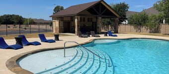 River Getaway in Historic Gruene. Walk to river, shops, restaurants, and more!