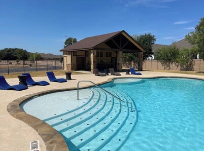 River Getaway in Historic Gruene. Walk to river, shops, restaurants, and more!