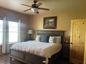 2 bedrooms, iron/ironing board, WiFi, bed sheets - River Getaway in Historic Gruene. Walk to river, shops, restaurants, and more! (New Braunfels)