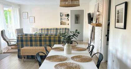 Family friendly cottage, centrally located, w/large yard- minutes from the water