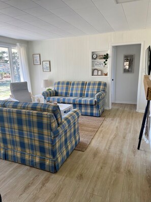 Smart TV, offices - Family friendly cottage, centrally located, w/large yard- minutes from the water (Summerside)