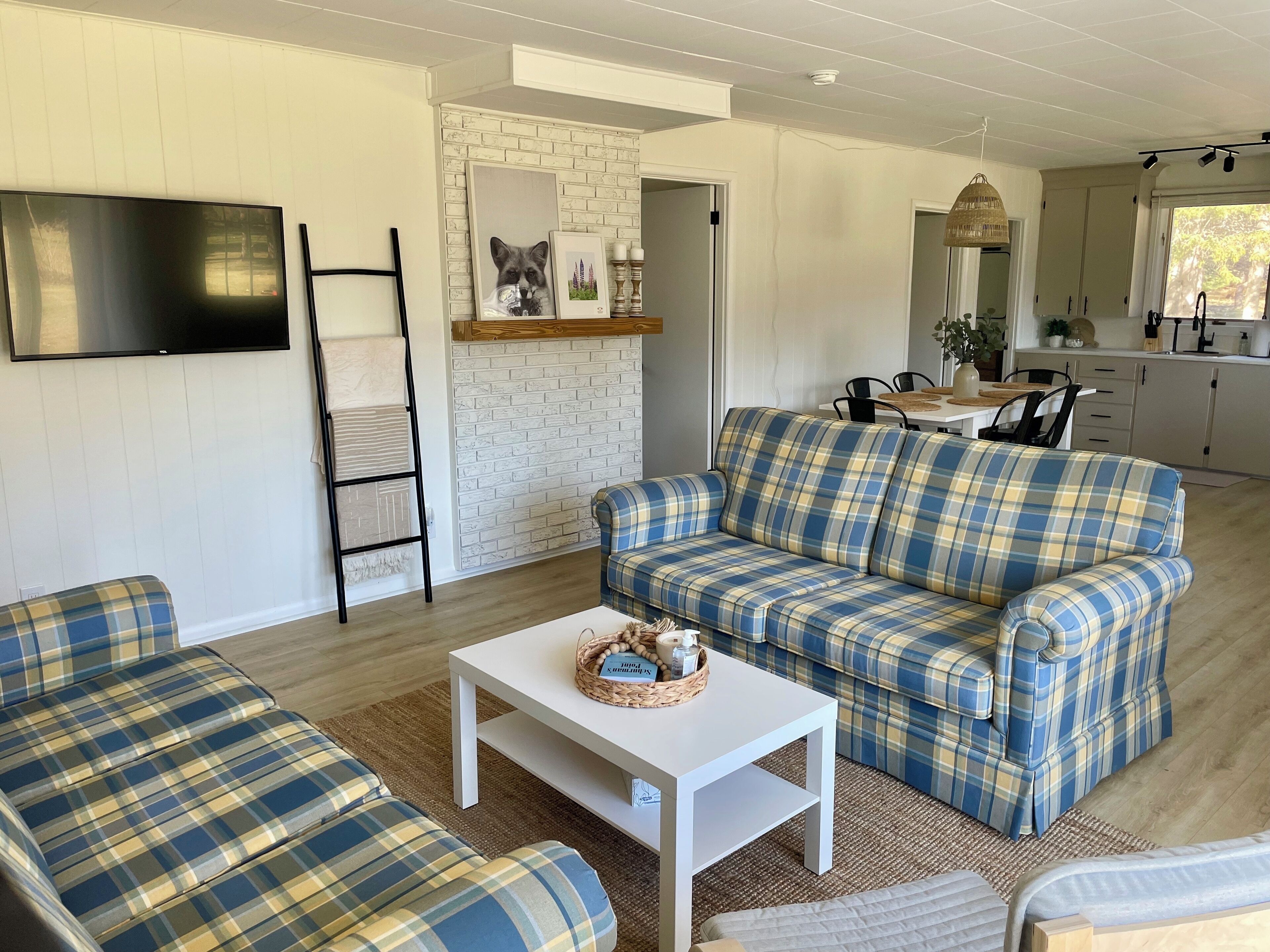 Family Friendly Cottage, Centrally Located, W/large Yard- Minutes From The Water - Summerside
